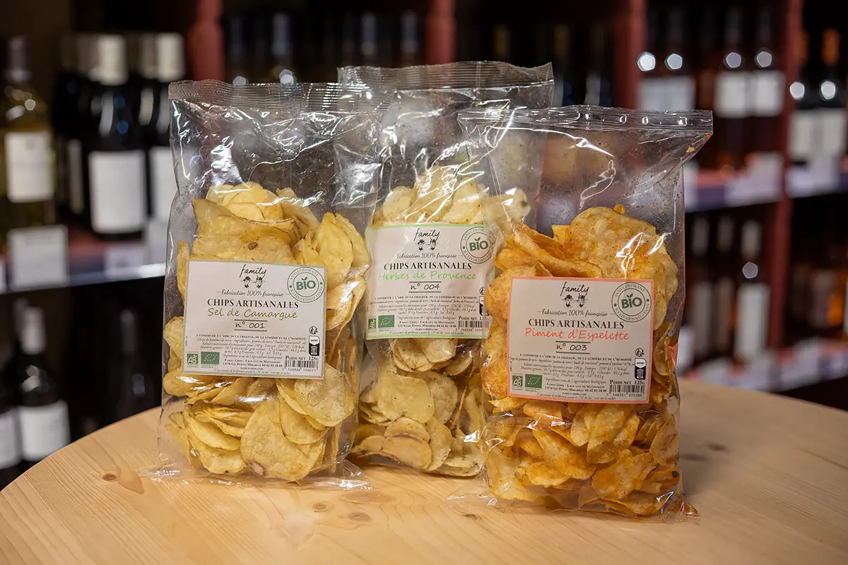 Trois sachets de Chips Family artisanales bio aux saveurs Sel de Camargue, Herbes de Provence et Piment d’Espelette.